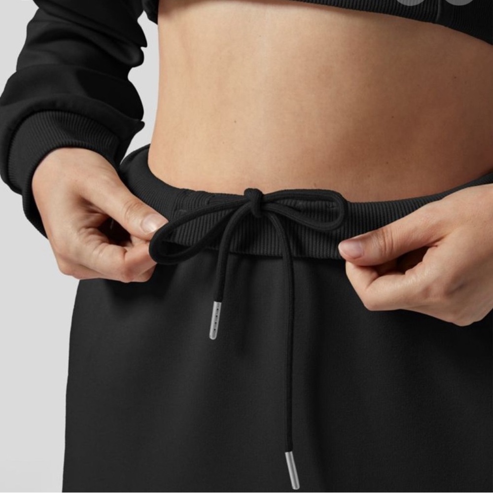Chic Black Midi Skirt - Picture 2 of 7